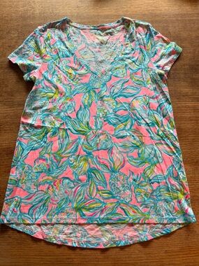 NWOT Lilly Pulitzer Etta V- Neck shirt Pelican Pink Off The Scales